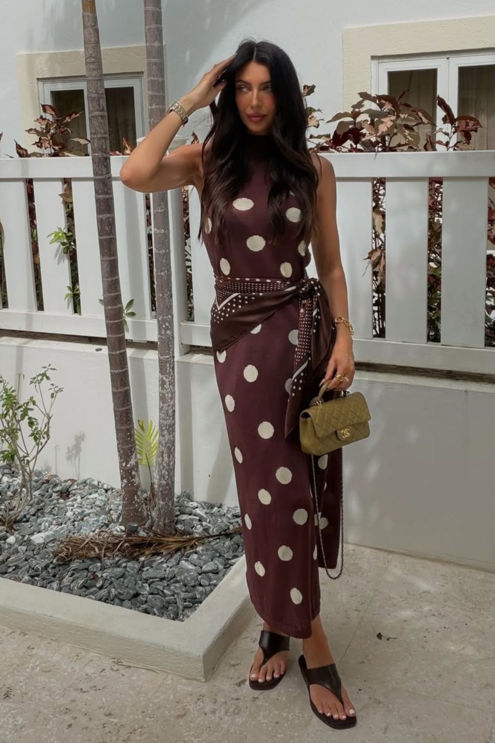 O poder das estampas, vestido longo marrom de estampas poá e lenço na cintura