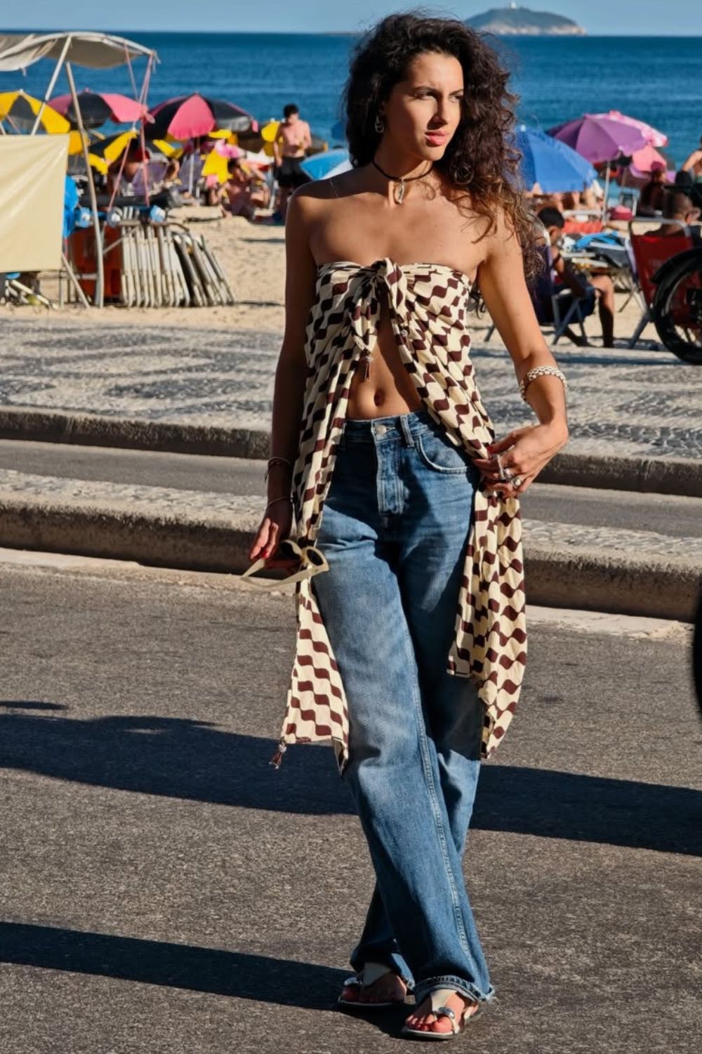 Lenço usado como top no look com calça jeans e rasteirinha