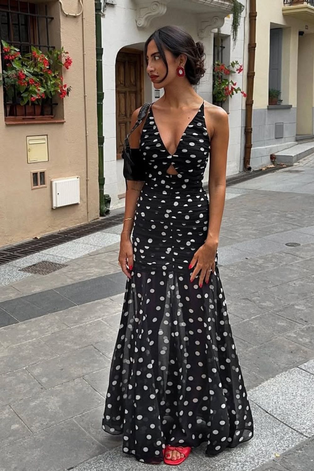 Vestido longo decotado, vestido preto com estampa de bolinhas