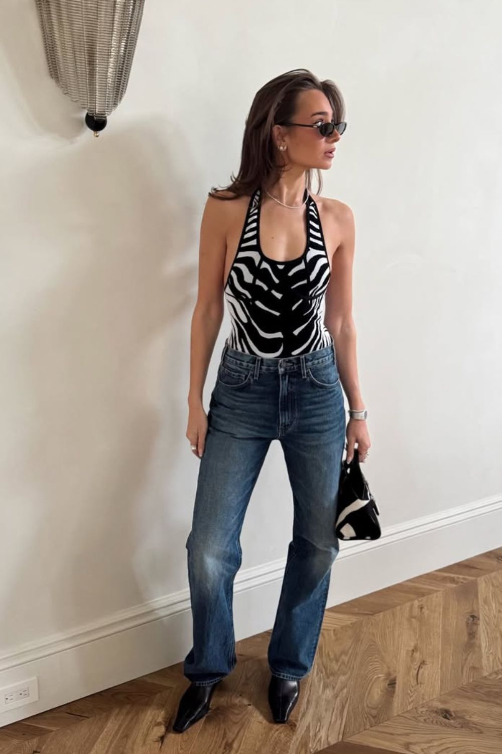 Regata com estampa de zebrinha, calça jeans reta e sapato de bico fino