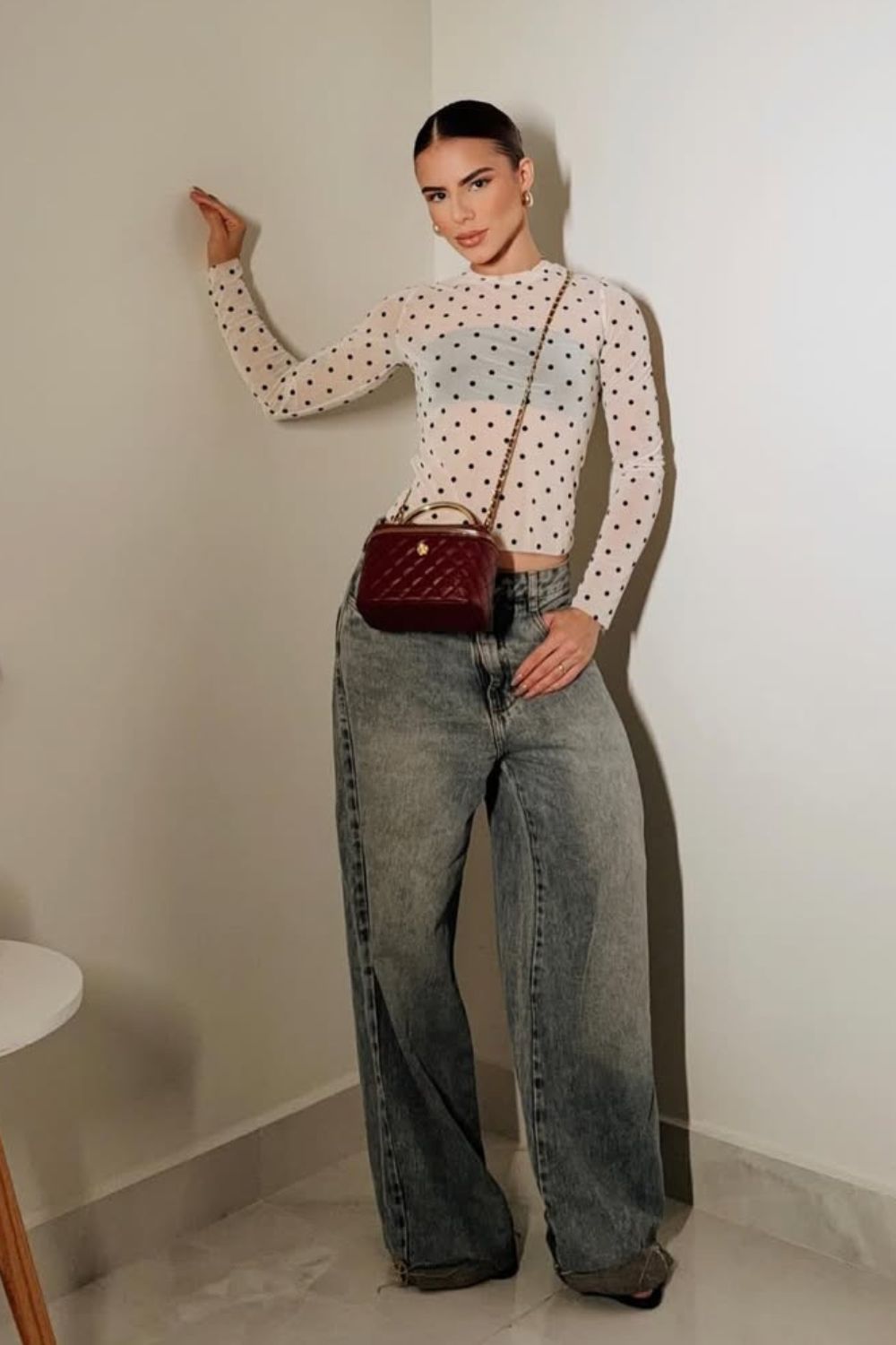 Calça baggy jeans com blusa transparente de poá