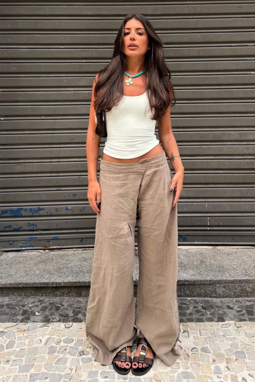 Regata branca, calça larguinha e maxi colar azul