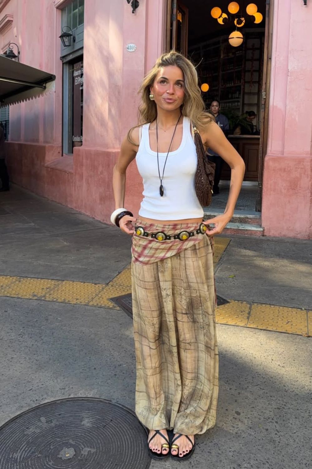 Regata branca, calça xadrez soltinha com cinto boho e rasteirinha