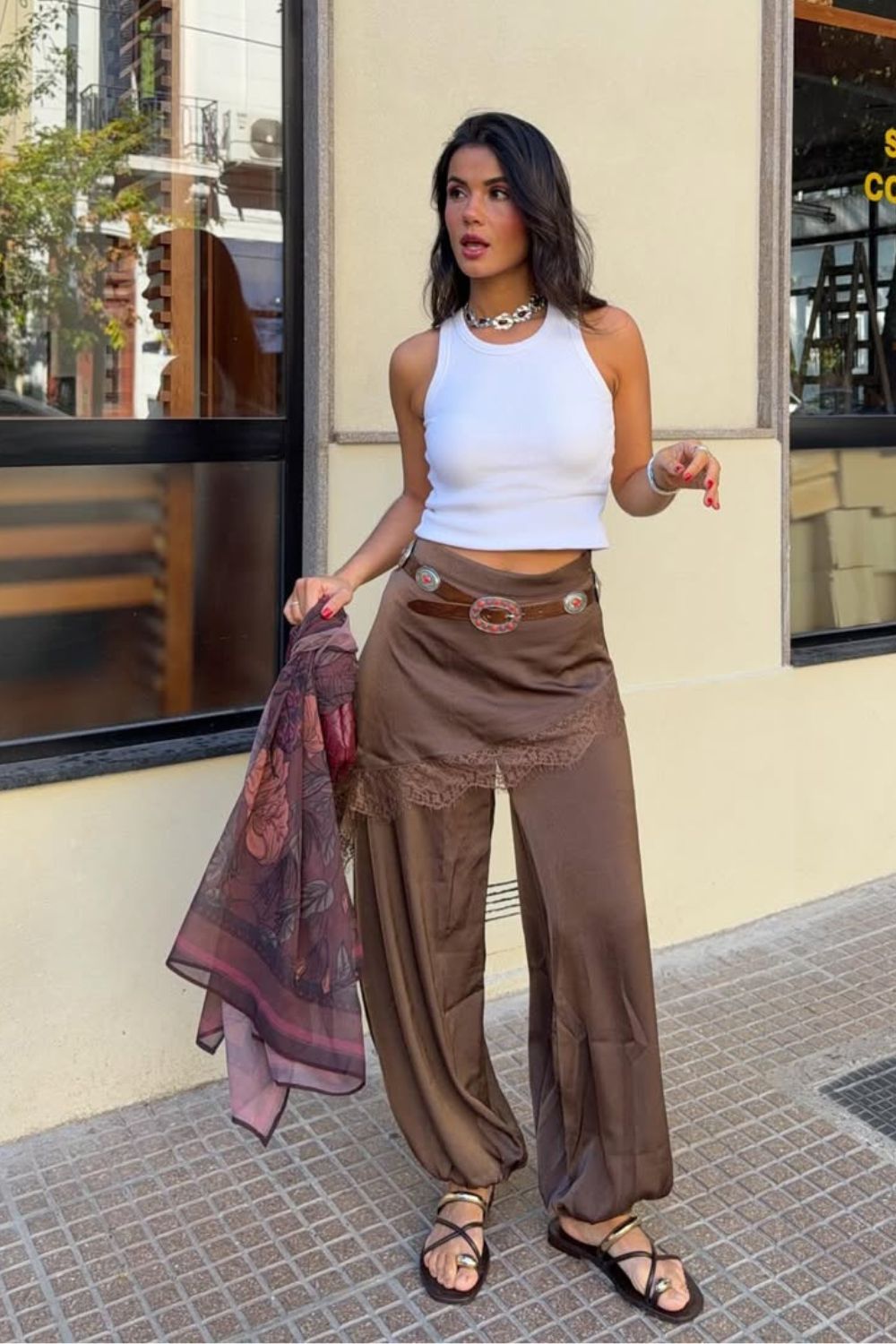 Regata branca, calça aladin marrom com cinto boho