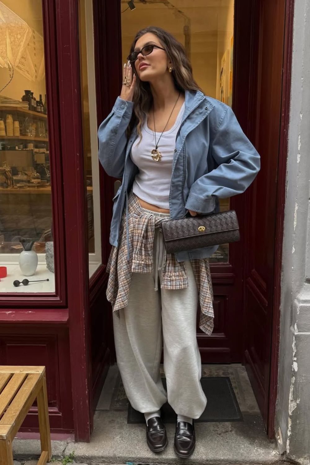 Regata branca com jaqueta jeans, calça de moletom e mocassim