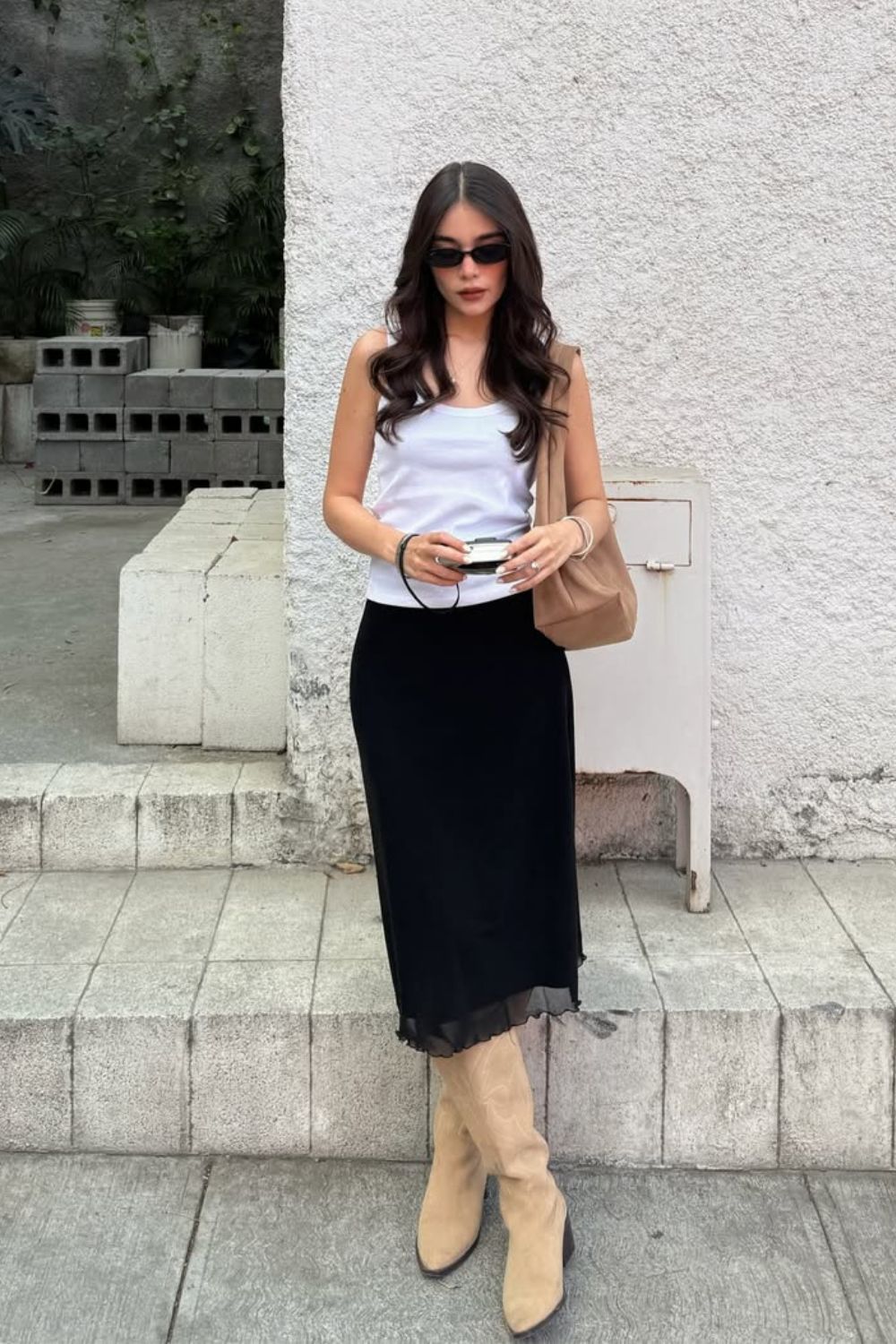 Regata branca, saia midi preta e bota bege