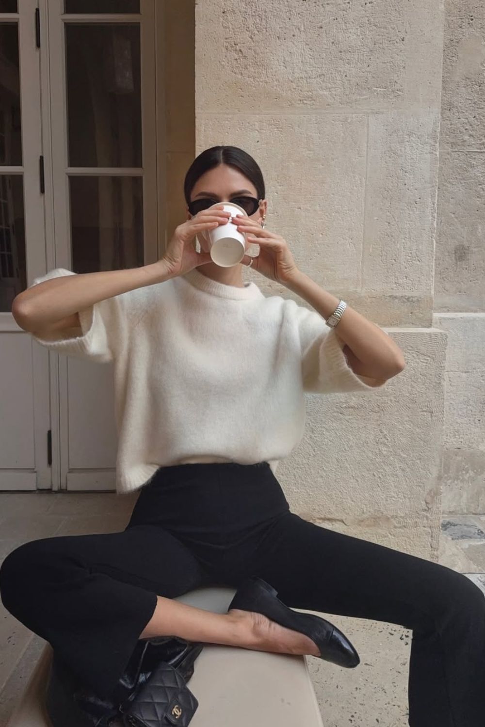 Blusa off white de pelinhos, calça capri e sapatilha preta.