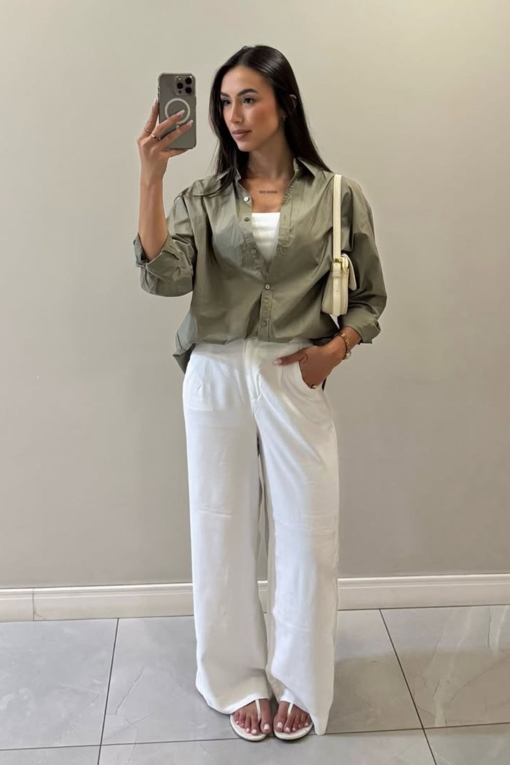 Camisa social verde militar com calça branca e rasteirinha