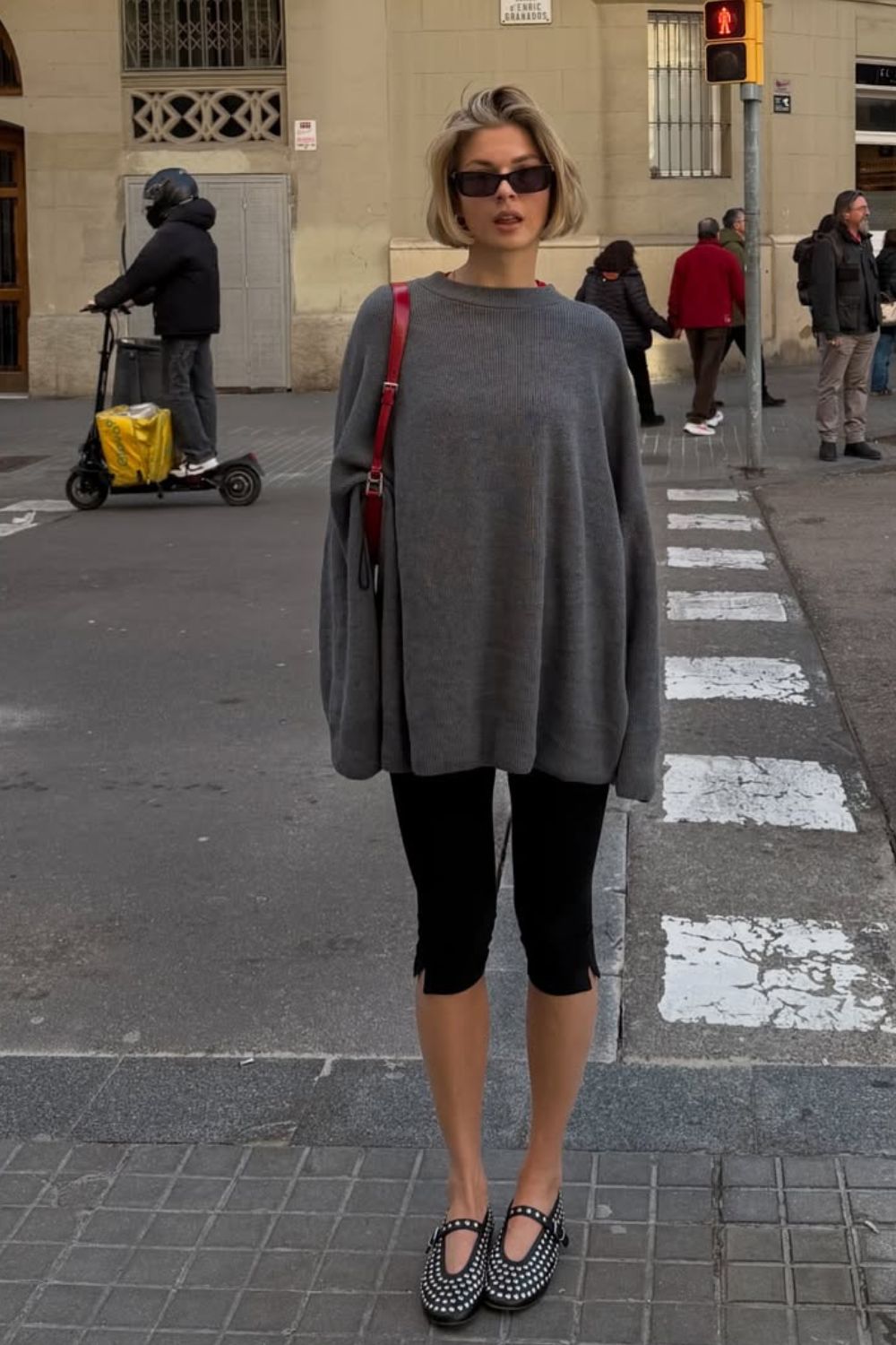 Suéter oversized cinza, calça corsário e sapatilha com taxinhas