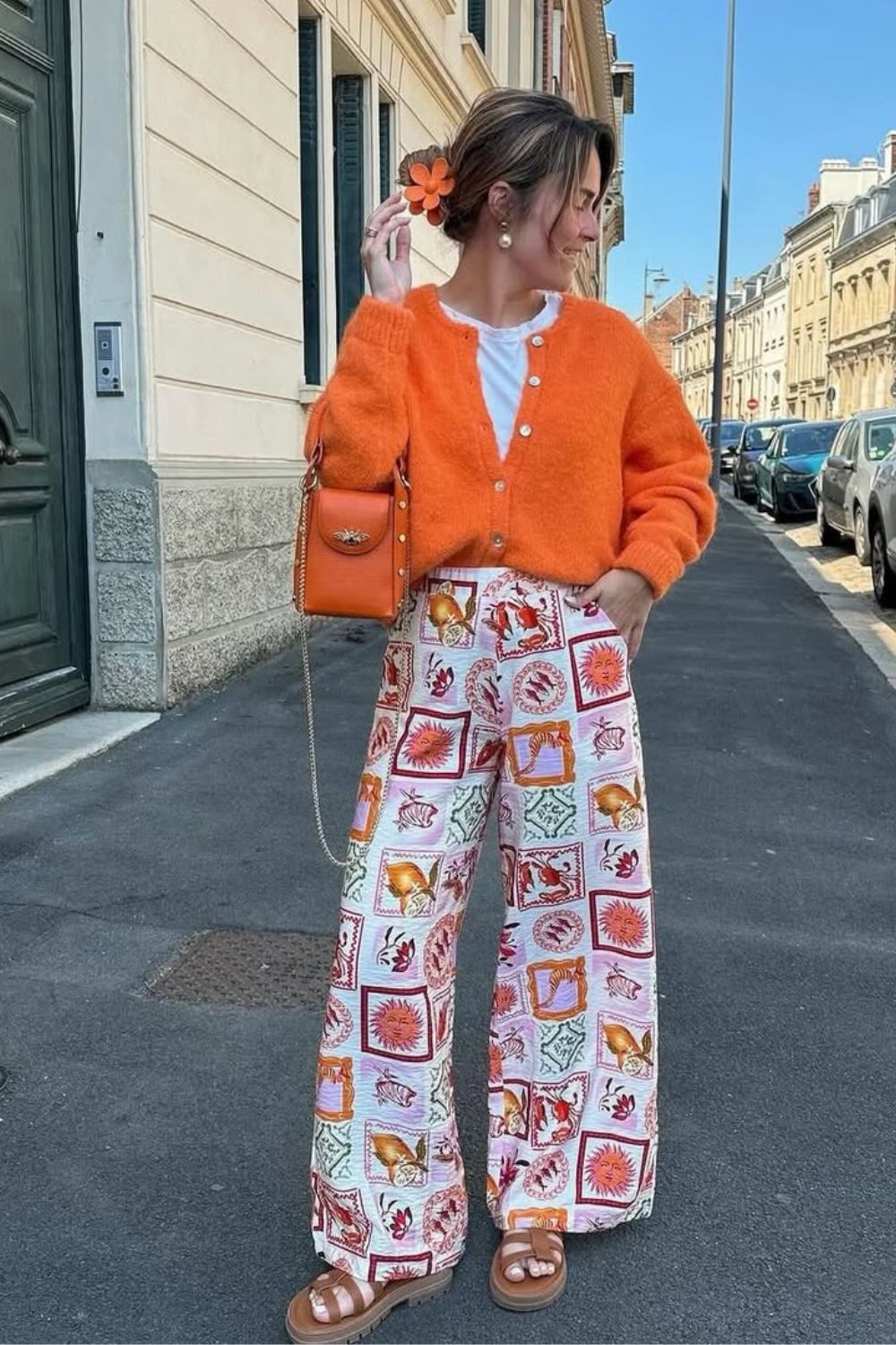 Looks para testar neste outono, blusa branca com suéter laranja e calça estampada