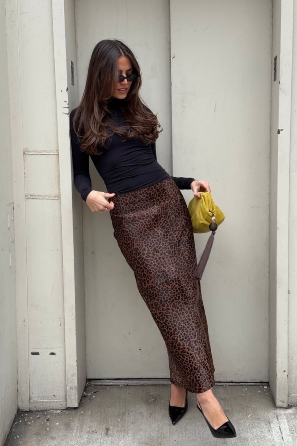 Looks para testar neste outono, blusa de manga e gola alta, saia longa com estampa de oncinha e scarpin