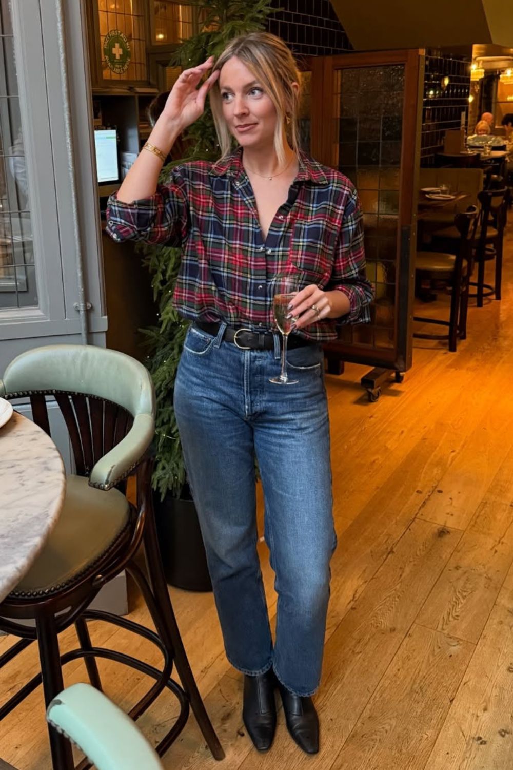 Looks para testar neste outono, camisa xadrez, calça jeans e bota