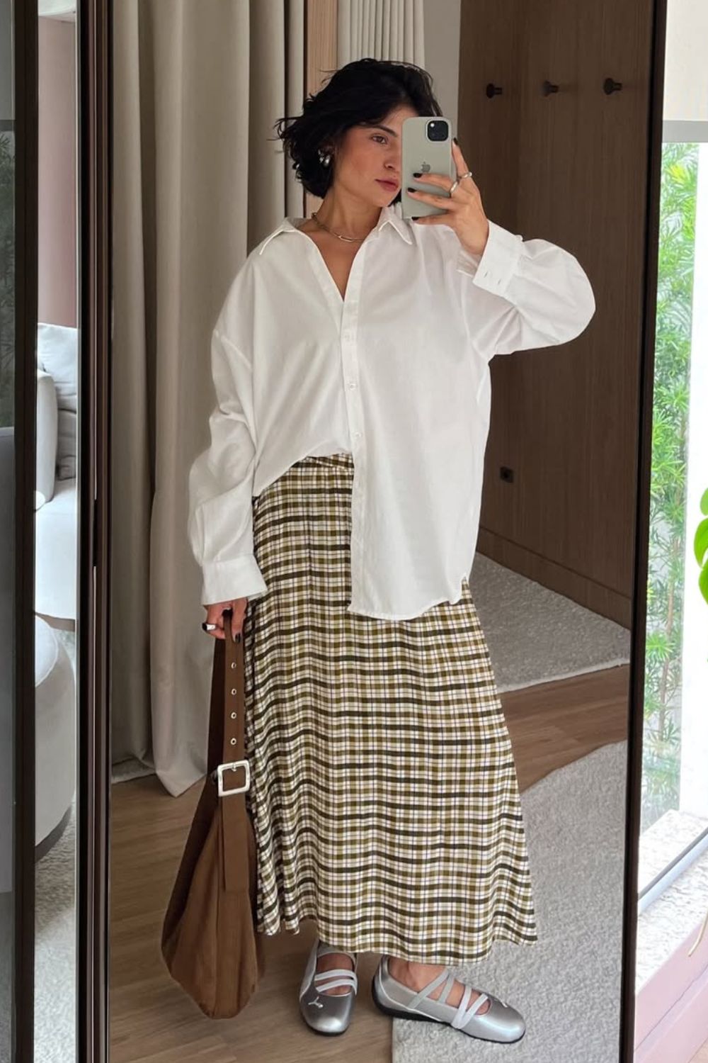 Looks para testar neste outono, camisa social branca, saia longa xadrez e sapatilha prata