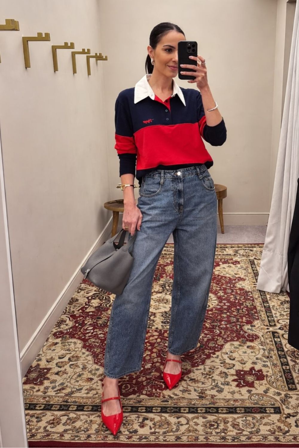 Blusa gola polo com calça barrel leg jeans e sapato de bico fino