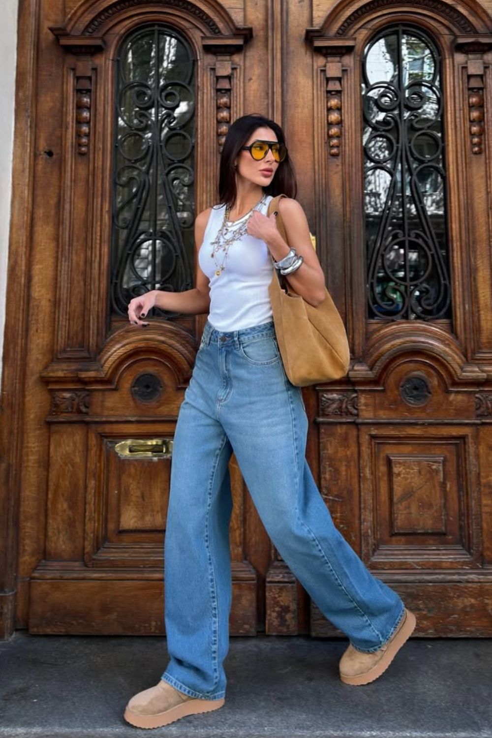 Regata branca, calça baggy e ugg boots
