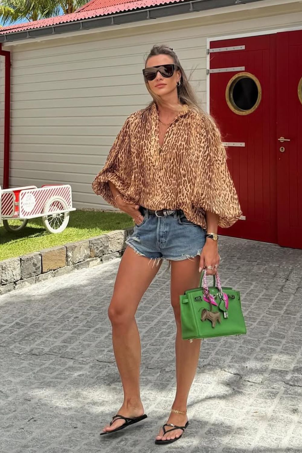 básica e divertida com bata oversized de animal print e short jeans