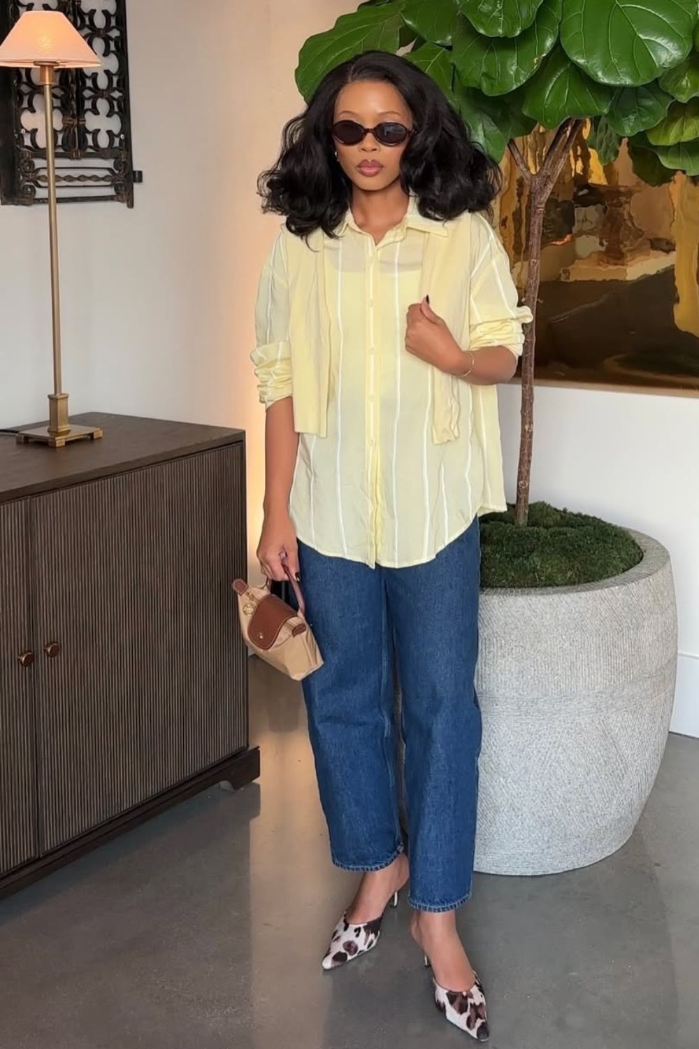 básica e divertida com camisa amarela listrada e calça jeans reta