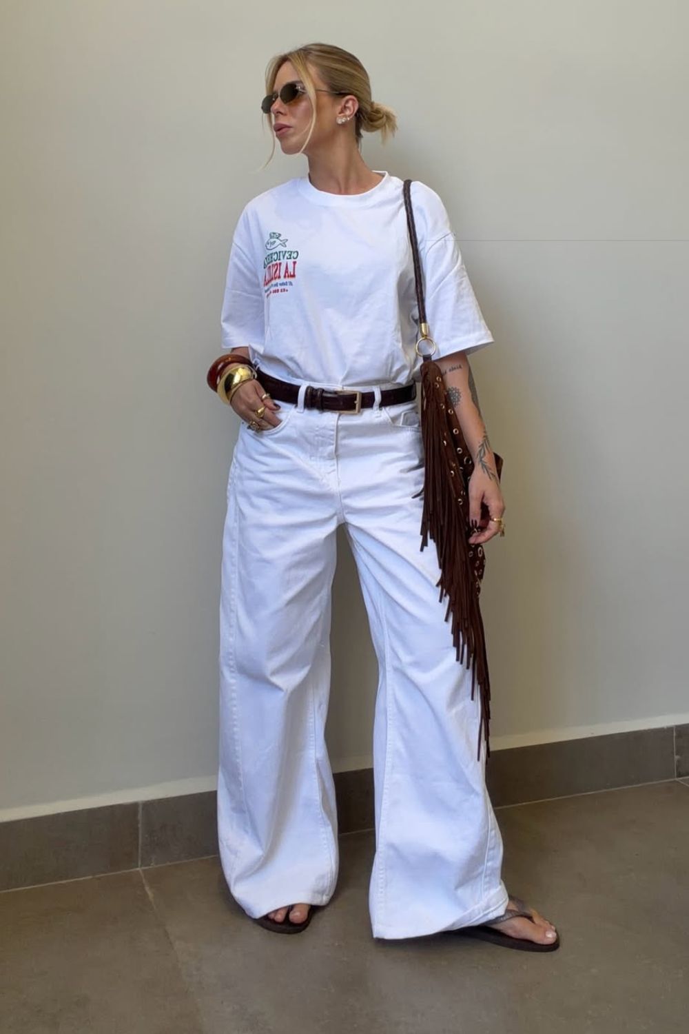 básica e divertida com t-shirt branca, calça branca pantalona e rasteirinha