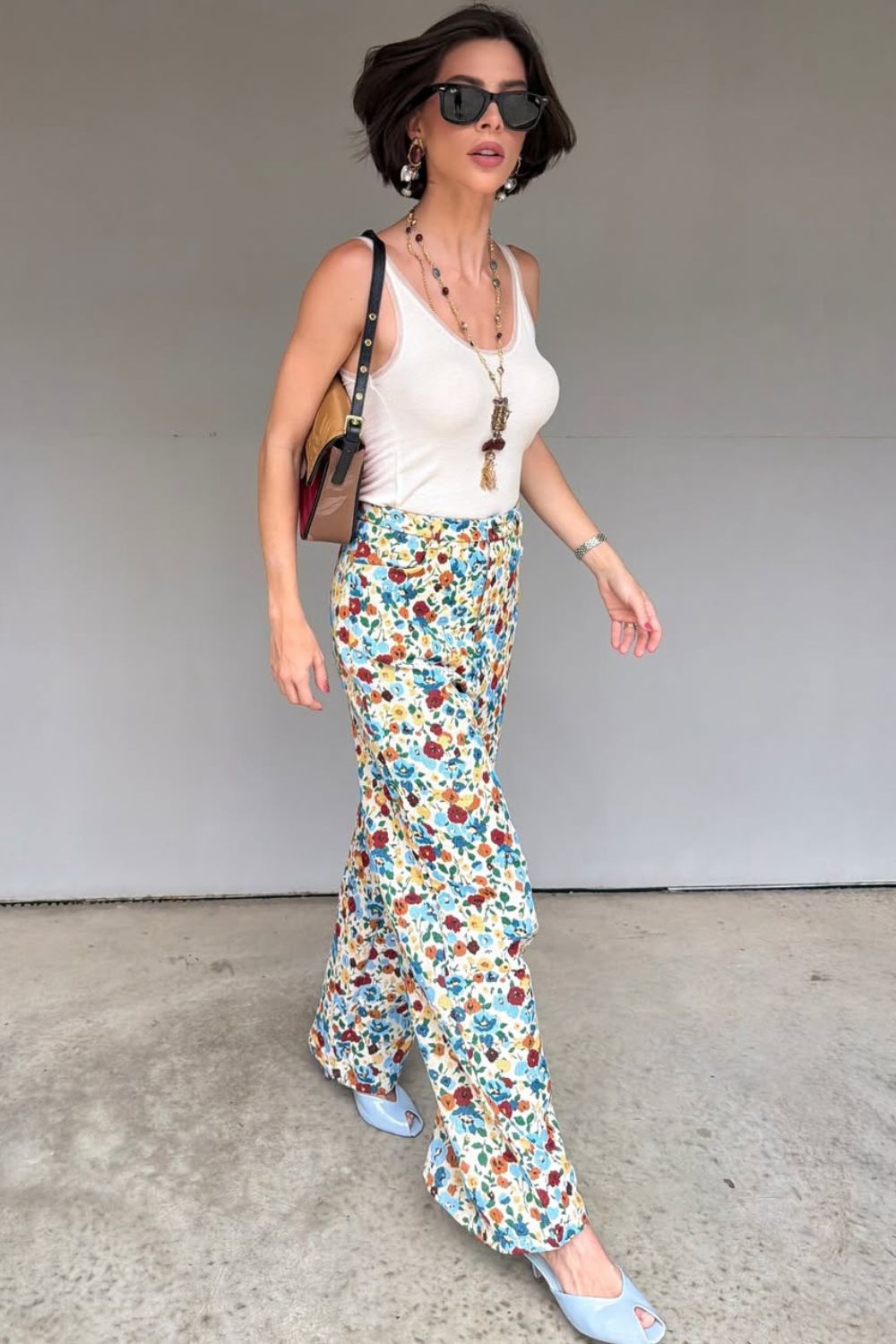 básica e divertida com regata branca e calça estampada