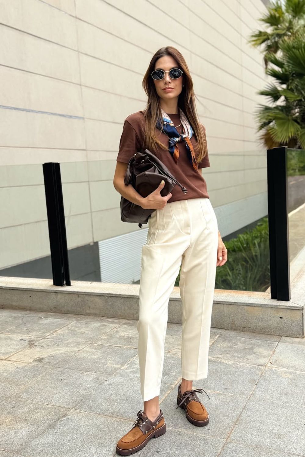 básica e divertida com blusa marrom e calça de alfaiataria com mocassim