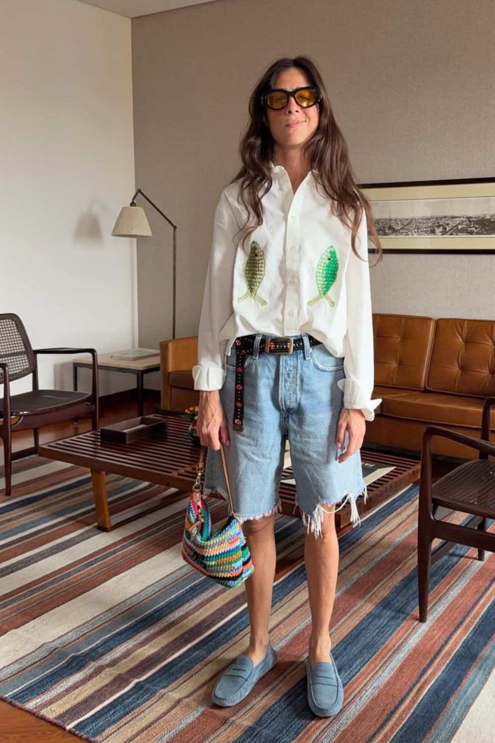 básica e divertida com camisa branca estampada e bermuda jeans desfiada