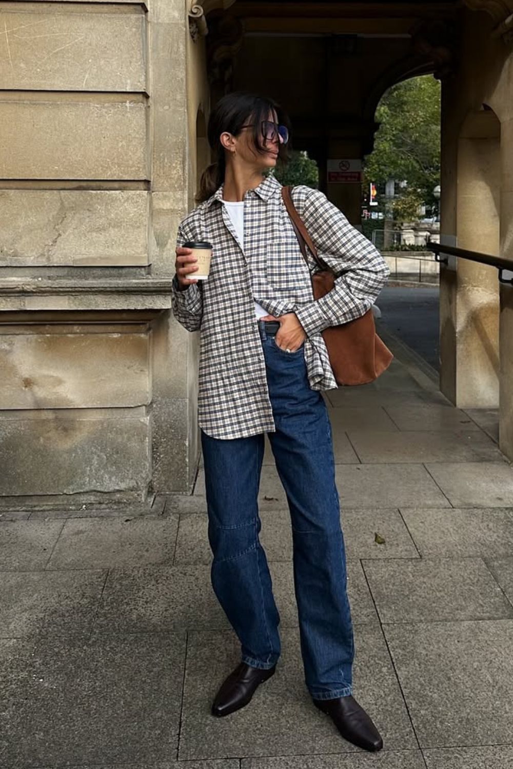 Blusa branca, sobreposição com camisa xadrez e calça jeans e sapato de bico fino