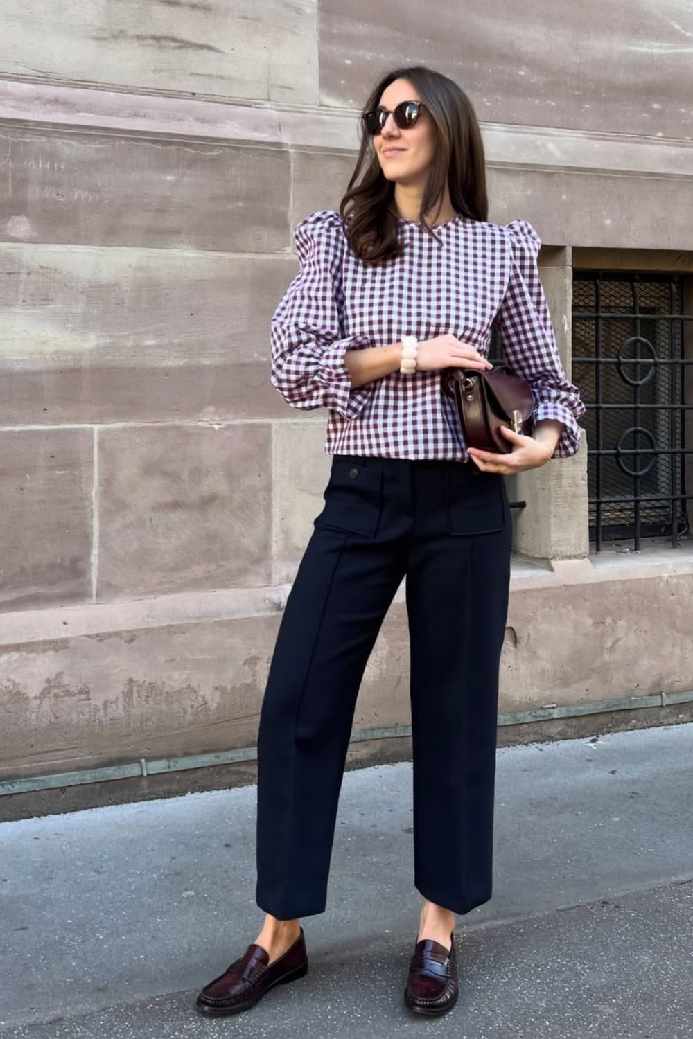Camisa xadrez, calça de alfaiataria azul marinha e loafer