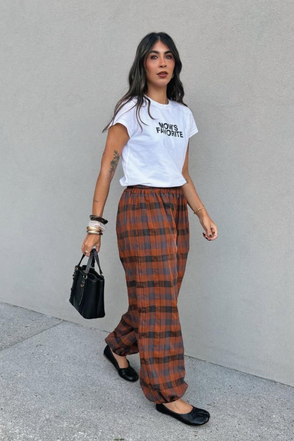 Xadrez para o outono, blusa branca, calça xadrez marrom e sapatilha