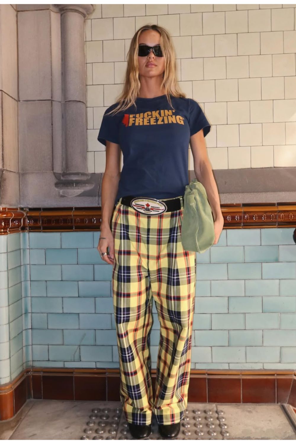 Xadrez para o outono, blusa azul, calça xadrez amarela e cinto de fivela