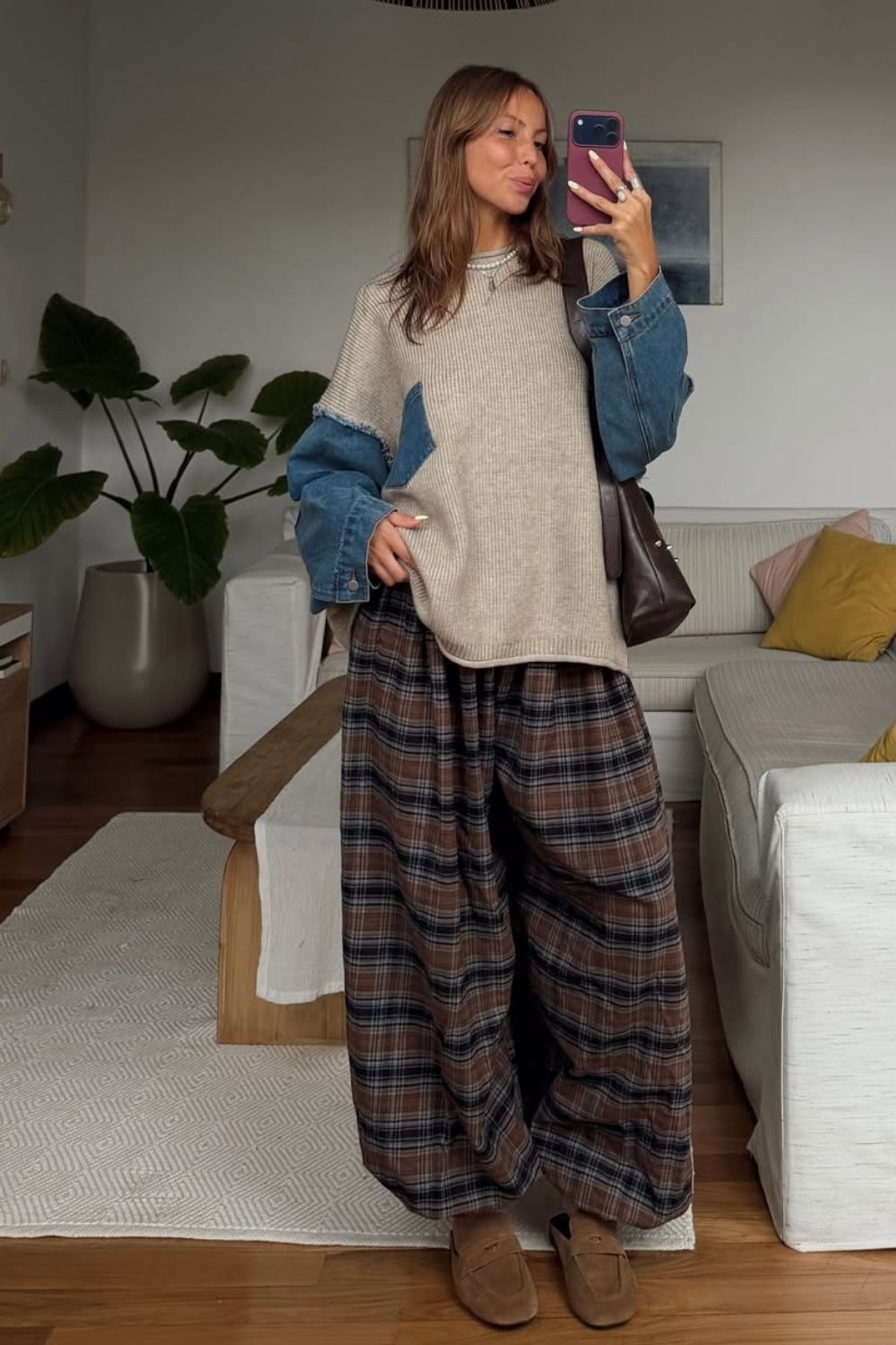 Calça baggy xadrez, suéter com lã e jeans e mocassim