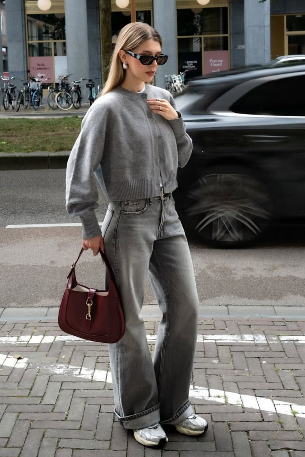 Casaco cinza com calça cinza de jeans lavado