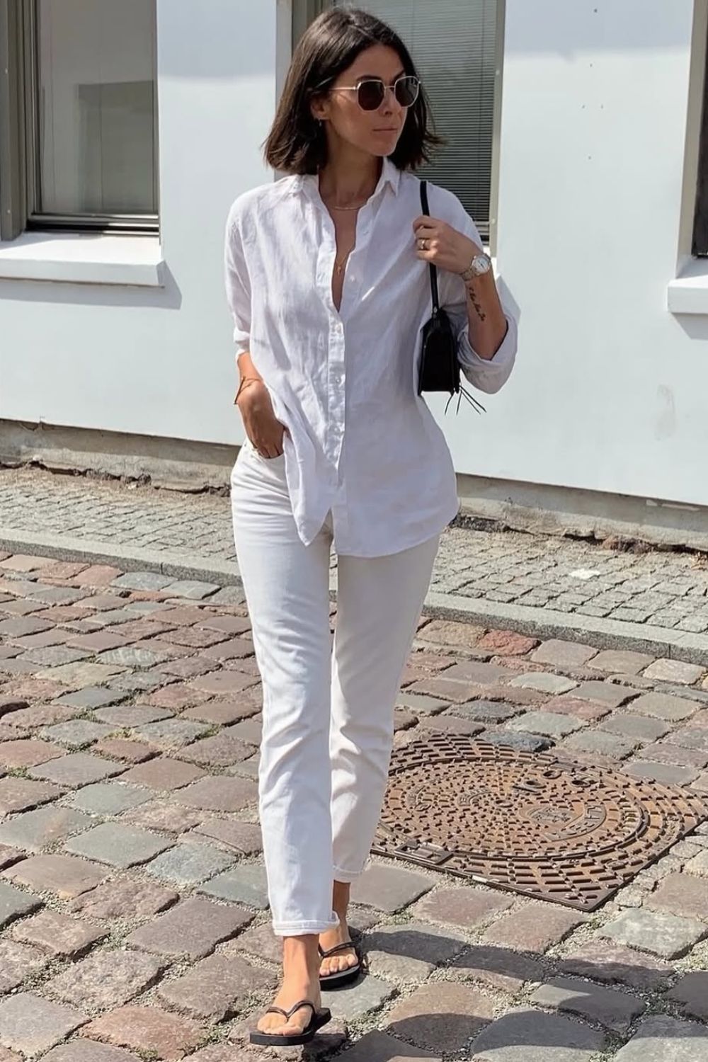 Camisa branca, calça branca e rasteirinha