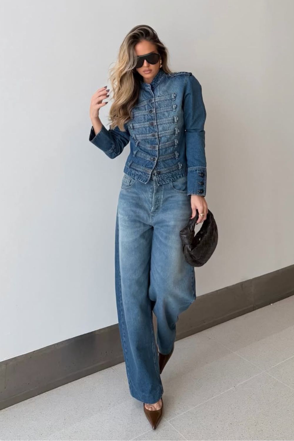 Look jeans com jeans monocromático com jaqueta militar, calça jeans larga e scarpin marrom