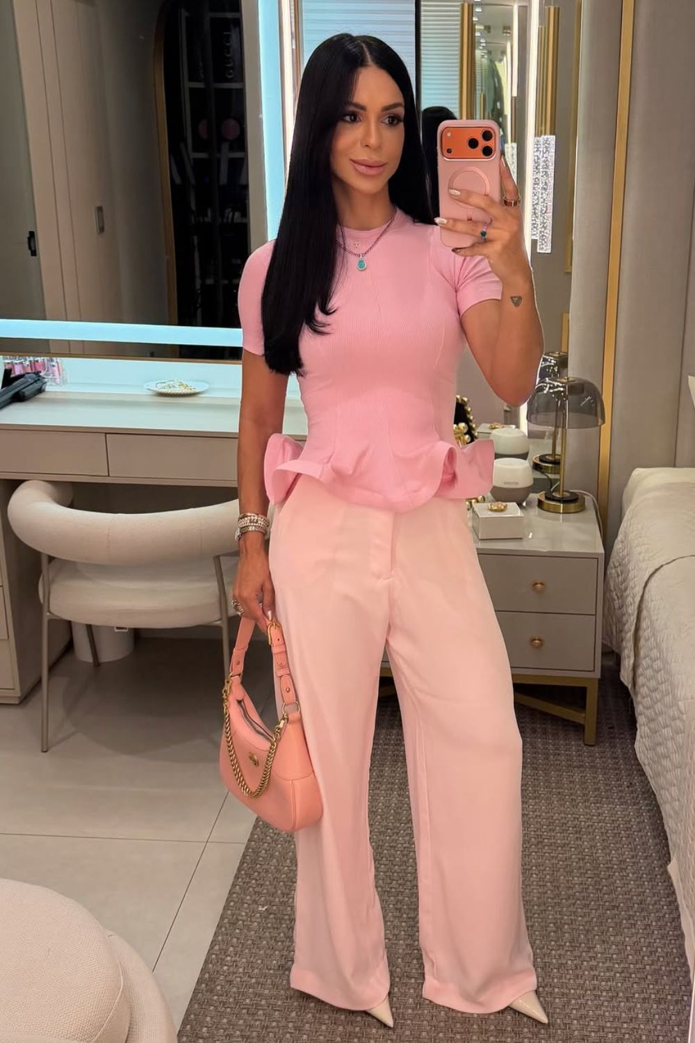 Look rosa monocromático com blusa de babados, calça de alfaiataria e sapato de bico fino