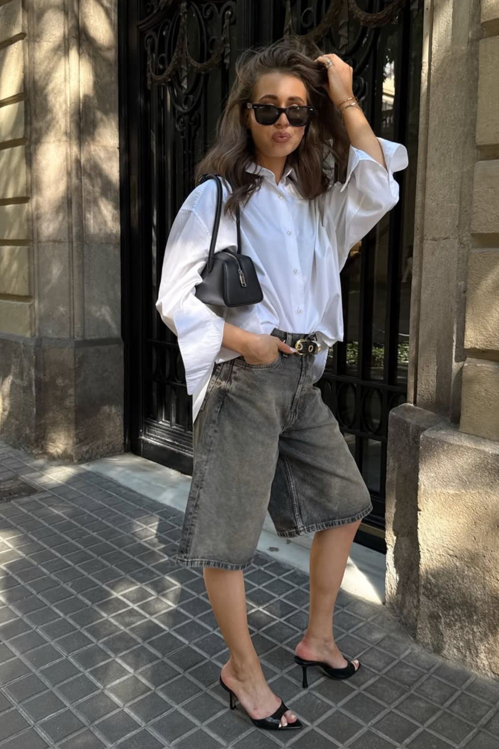 Camisa branca, bermuda jeans e tamanco de bico fino