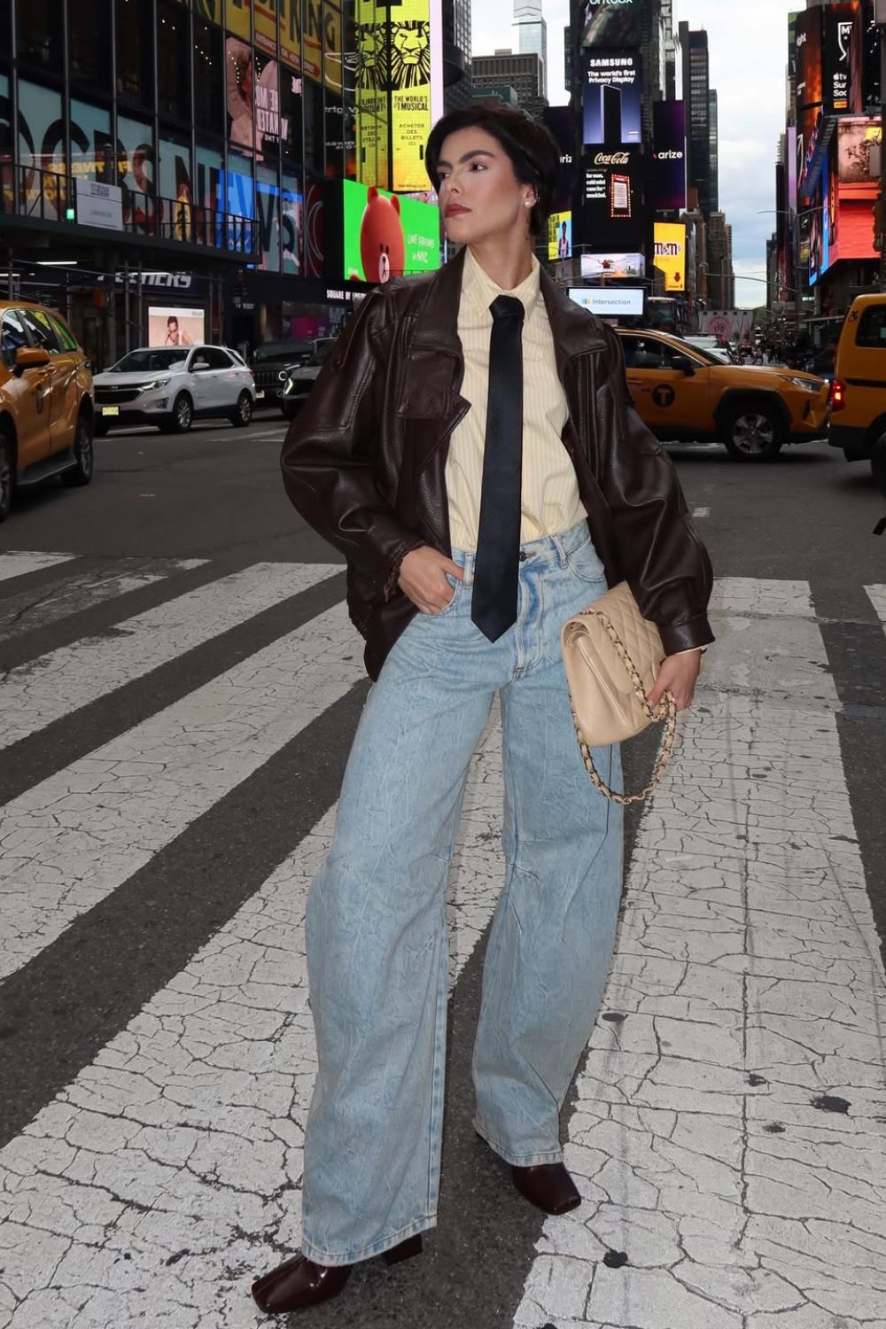 Looks hi-lo jaqueta de couro, camisa branca, gravata e calça jeans wide leg