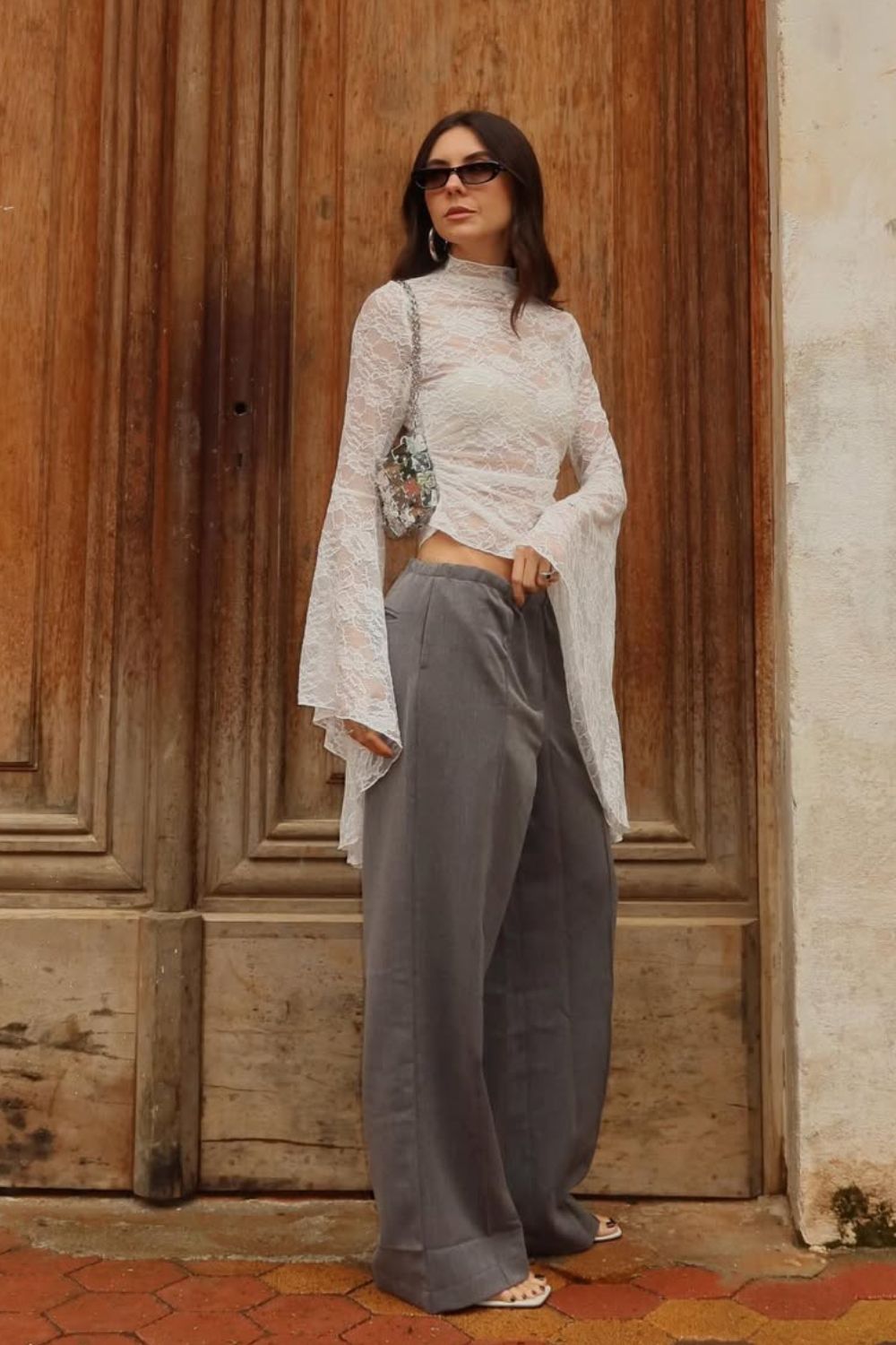 Looks hi-lo blusa de renda com manga flare e calça de alfaiataria cinza