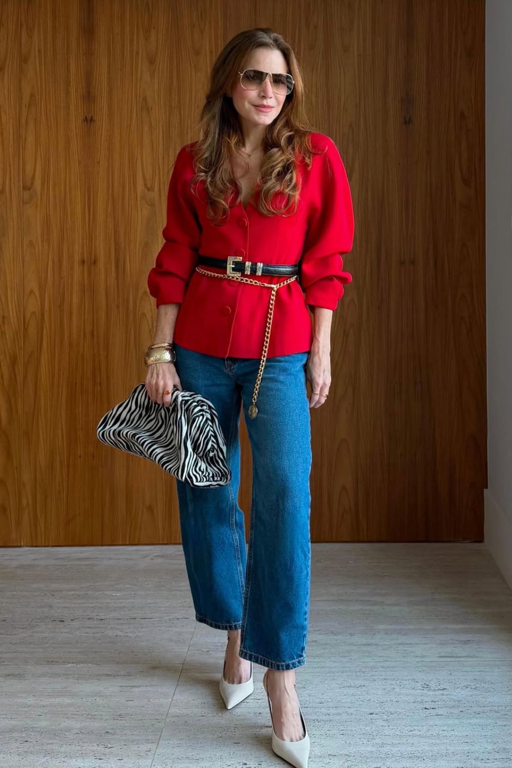 Looks hi-lo blazer vermelho calça jeans reta