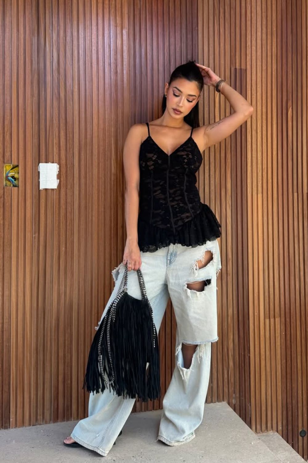 Looks hi-lo com blusa de renda e babados com calça jeans baggy destroyed