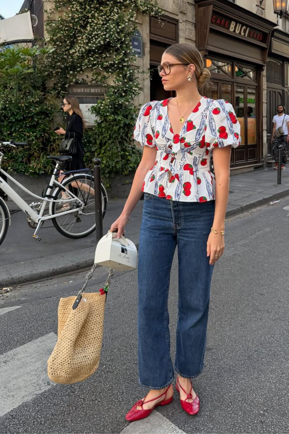 Blusa com estampa de tomate, calça jeans e sapatilha vermelha