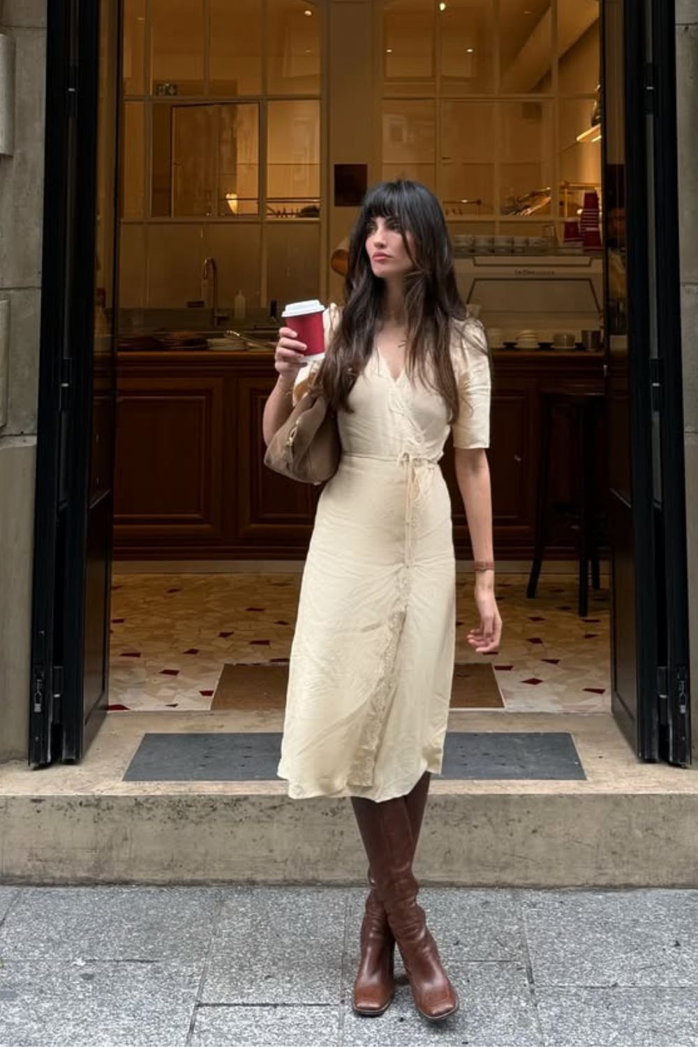 Vestido envelope off white e bota de cano alto marrom