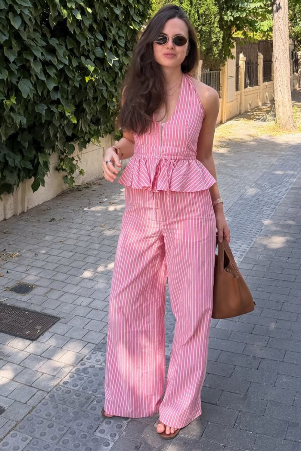 Looks românticos com conjuntinho rosa listrado, top com babados e calça larga