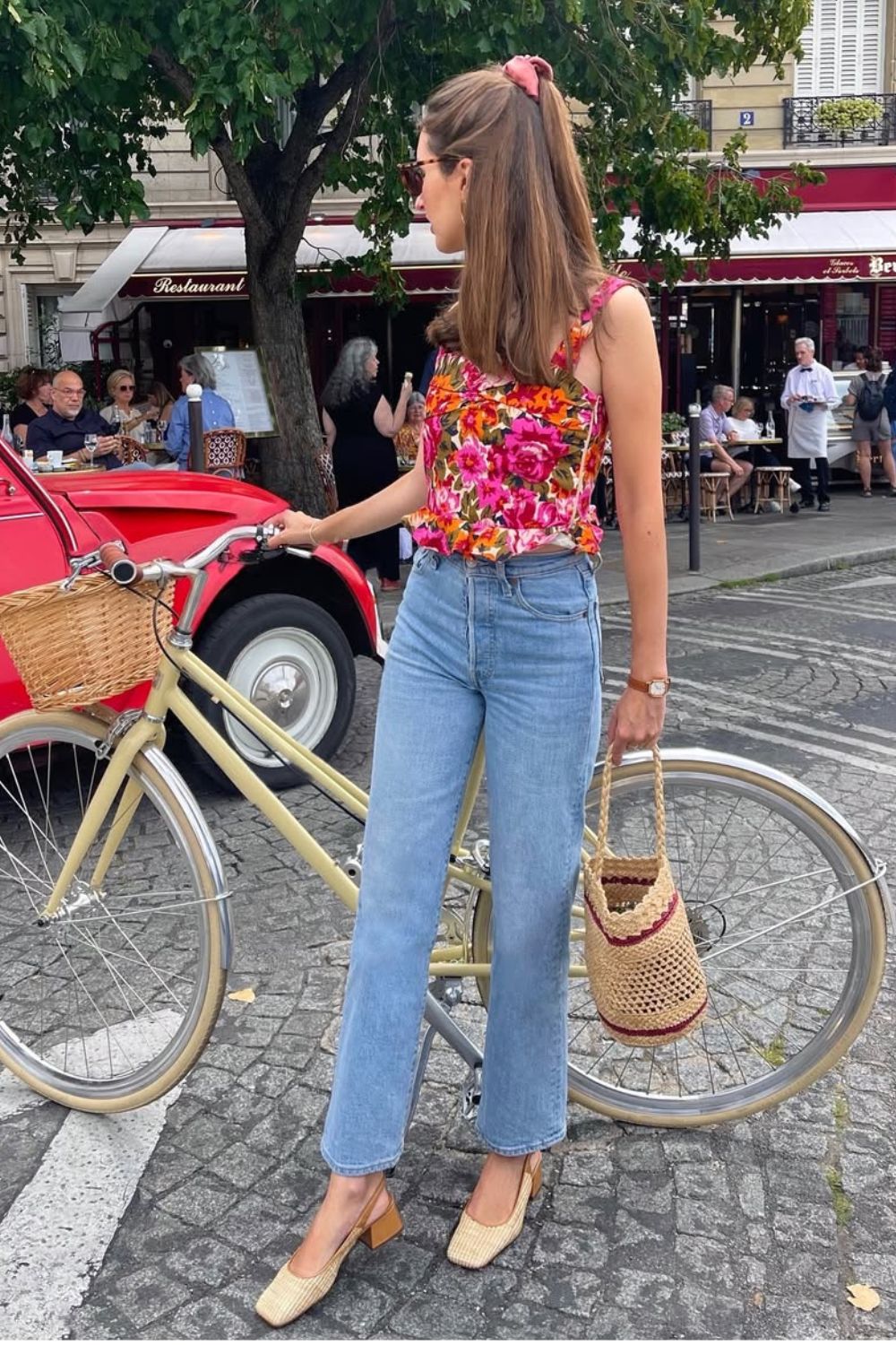 Looks românticos com regata floral, calça jeans e sapato slingback