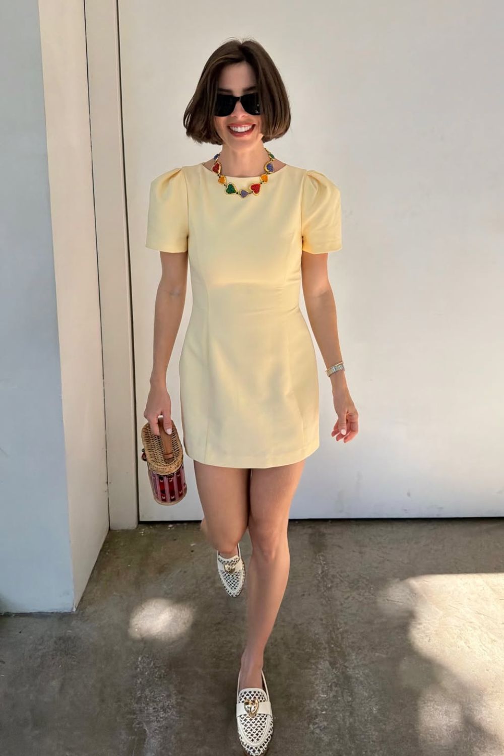 Looks românticos com vestido curto com manguinha bufante e mocassim