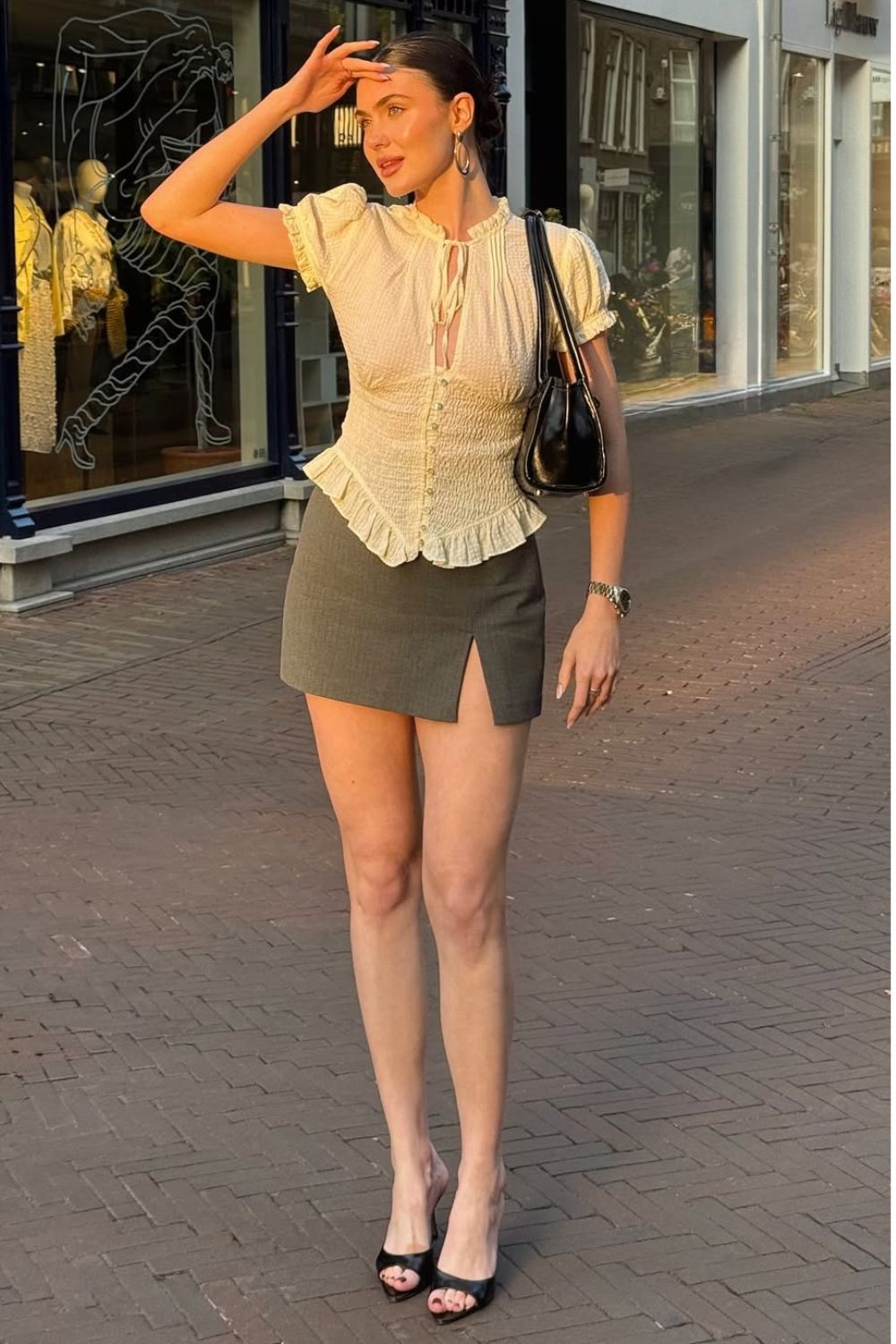 Looks românticos com minissaia com fenda e salto