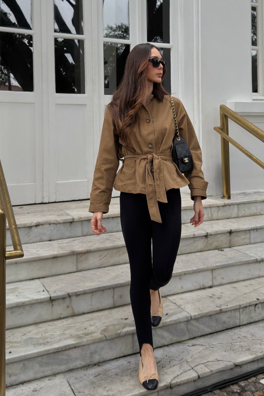 Parka marrom, calça preta e sapatilha