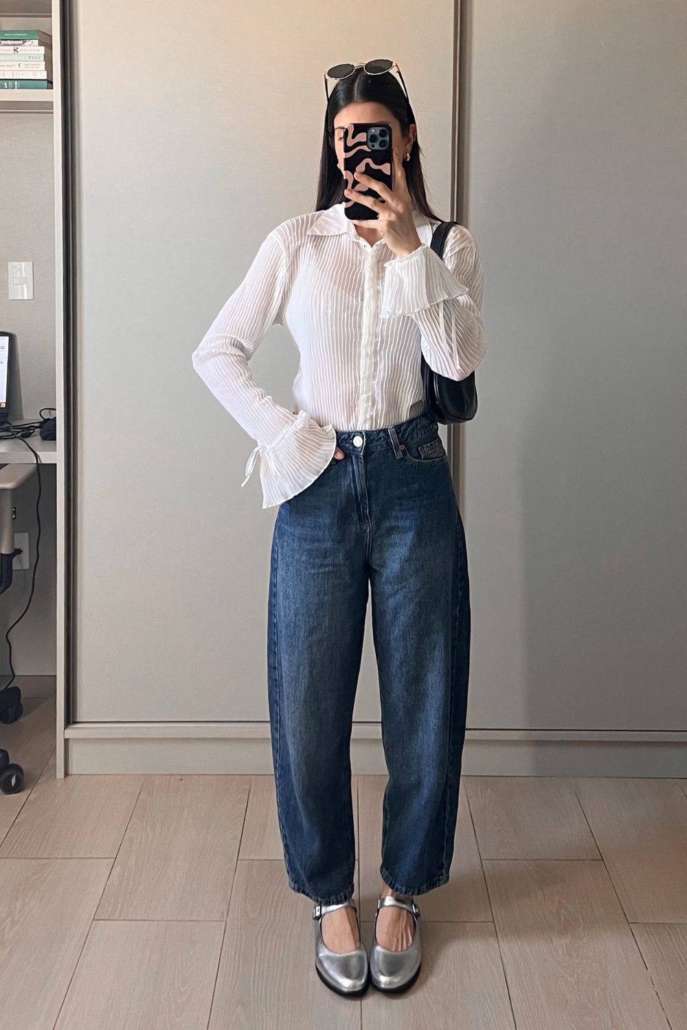Camisa branca com manga de babados e calça barrel leg jeans com sapatilha prata
