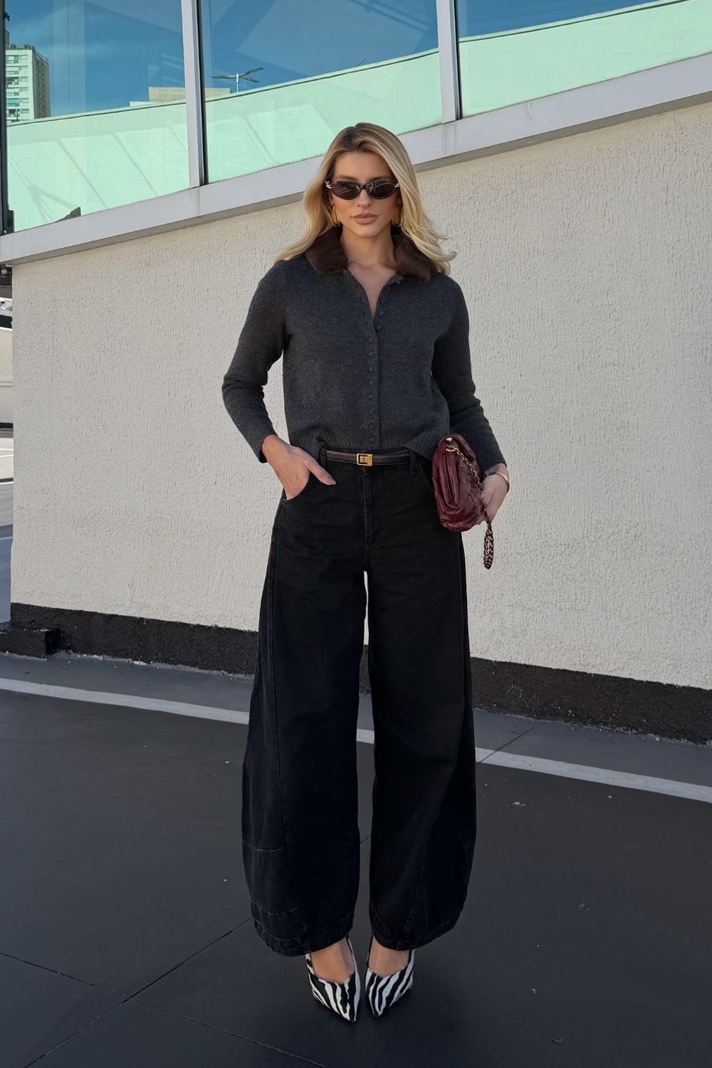 Camisa cinza, calça barrel leg preta e scarpin de zebrinha