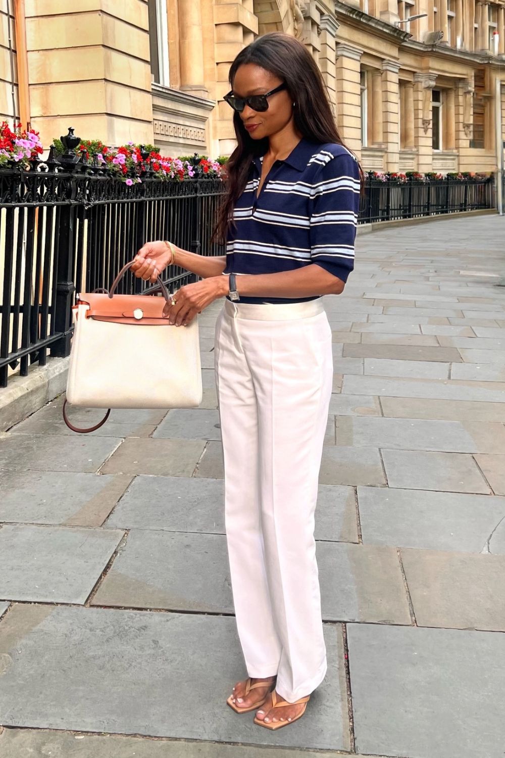 Looks para trabalhar: blusa de gola polo listrada, calça branca e tamanco