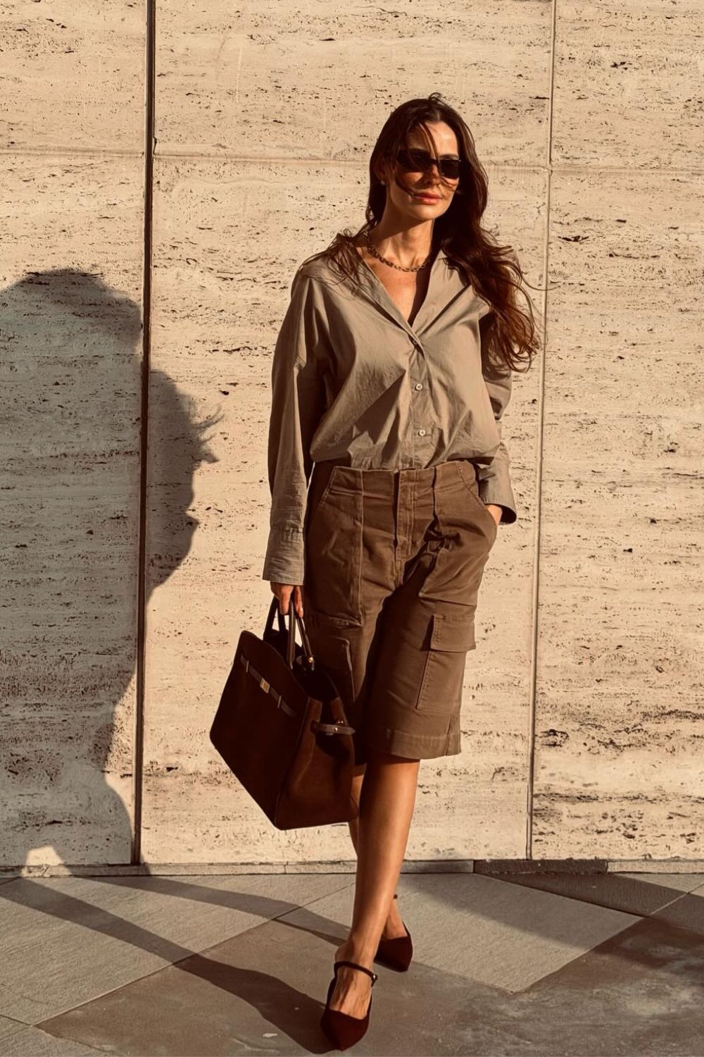 Looks para trabalhar: camisa cinza com bermuda cargo e sapatilha